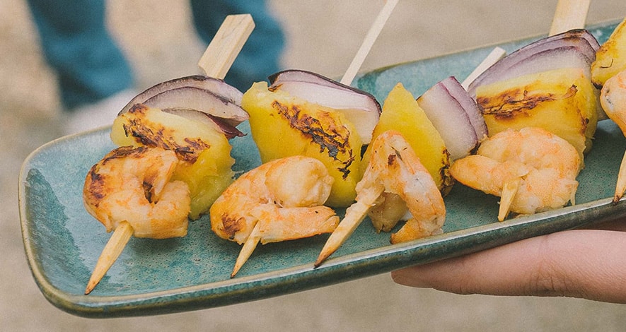 Mini-brochettes gambas, ananas, oignon rouge